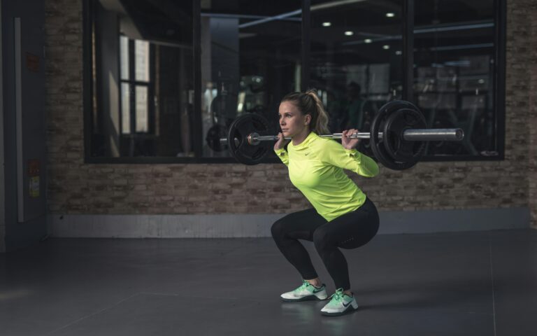 10 Effectieve Oefeningen voor een Volledige Lichaamstraining in de Sportschool